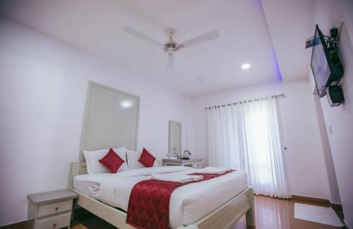 Nelliyampathy Hotel | Cozy Jyothis Retreat: Family-Friendly with Delightful Dining