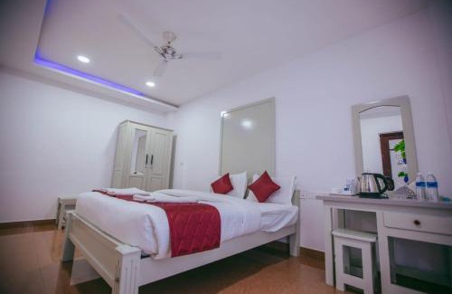 Nelliyampathy Hotel | Cozy Jyothis Retreat: Family-Friendly with Delightful Dining