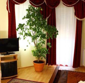 Szeged Bed & Breakfast | Discover Kálmán Panzió: Family-Friendly Retreat with Dining