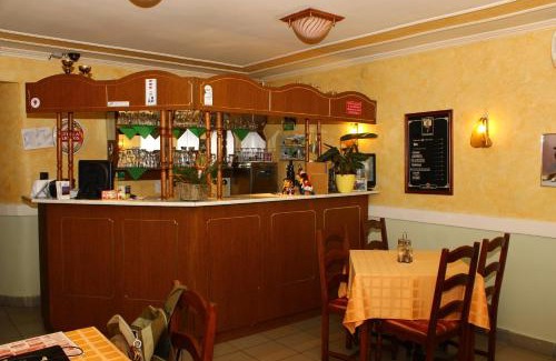 Szeged Bed & Breakfast | Discover Kálmán Panzió: Family-Friendly Retreat with Dining