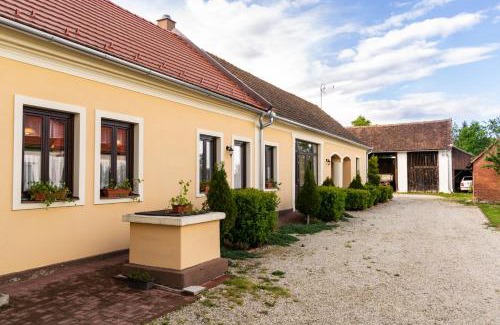 Kerkaskapolna Apartment | Experience Kápolna Vendégház: Family-Friendly with Hot Tub