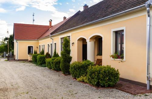 Kerkaskapolna Apartment | Experience Kápolna Vendégház: Family-Friendly with Hot Tub