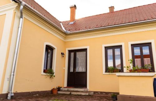 Kerkaskapolna Apartment | Experience Kápolna Vendégház: Family-Friendly with Hot Tub