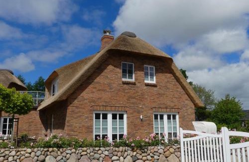 Klanxbuell House | Discover Käptn's Huus: Family-Friendly Getaway Awaits!