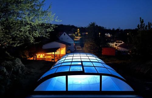 Belatelep Villa | Explore Kégli_Fonyód: Pet-Friendly Oasis with Ocean Views
