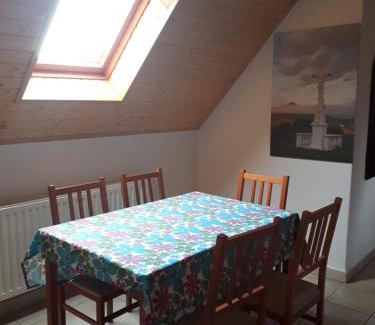 Tapolca Apartment | Relaxing Oceanfront Escape at Kéknefelejcs Vendégház