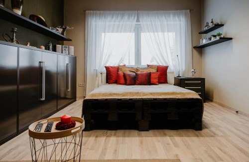 Gyor Apartment | Comfortable Apartment on the Edge of Downtown with Hot Tub