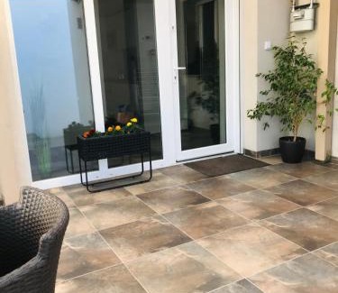 Gyor Apartment | Comfortable Apartment on the Edge of Downtown with Hot Tub
