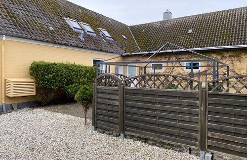 Skiveren Apartment | Pet-Friendly Købmandsgården: Family Comfort Awaits