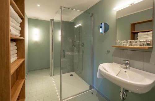 Spiekeroog Hotel | Artistic Escape at Künstlerherberge with Oceanfront Views
