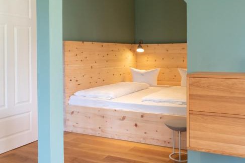 Spiekeroog Hotel | Artistic Escape at Künstlerherberge with Oceanfront Views