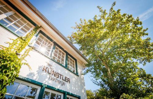 Spiekeroog Hotel | Artistic Escape at Künstlerherberge with Oceanfront Views