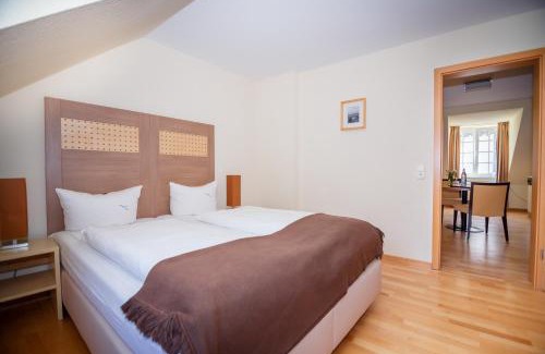 Spiekeroog Hotel | Artistic Escape at Künstlerherberge with Oceanfront Views