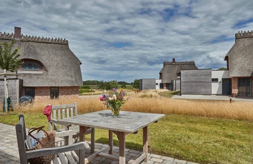 Nieby House | Idyllic Künstlerkate with Birk and Ocean Views for Families