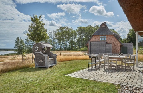 Nieby House | Oceanfront Künstlerkate with Direct Sea Views & Spa