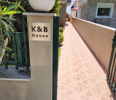 Nikita Apartment | Cozy K&B House: Pet-Friendly Oceanfront Retreat
