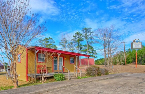 South Toledo Bend Cabin | Pet-Friendly K&M Lake Rentals Cabin #4 with Scenic Views