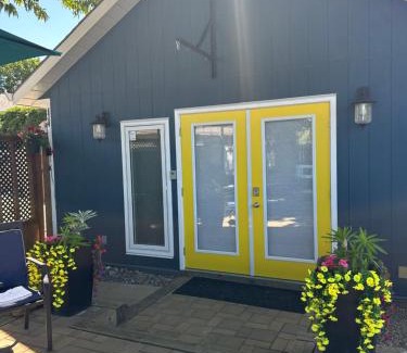 Okanagan-Similkameen House | Cozy K STREET CARRIAGE HOUSE Studio with Hot Tub & Dining