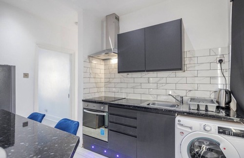 Tilbury Apartment | K Suites - Cozy 2 Bedroom with WiFi and Parking