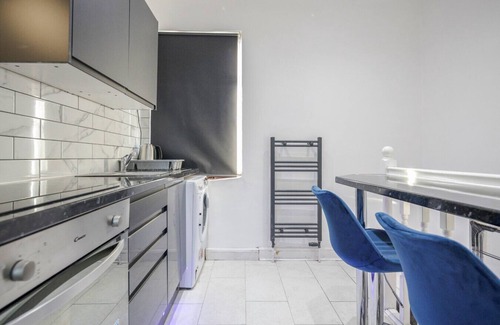 Tilbury Apartment | K Suites - Cozy 2 Bedroom with WiFi and Parking