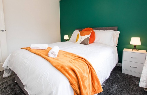 Birmingham House | K Suites - Modern 3 Bedroom House w/ free Wi-Fi