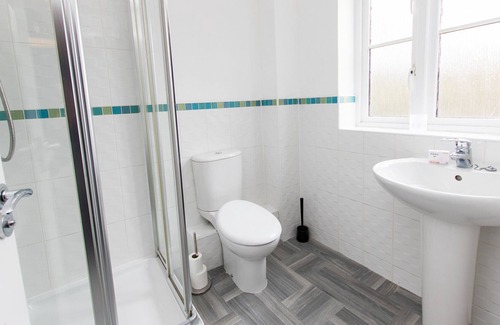 Birmingham House | K Suites - Modern 3 Bedroom House w/ free Wi-Fi