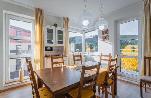 Loucna Pod Klinovcem Apartment | Pet-Friendly K2 Aparthotel Klínovec Views - Mezonet Apt