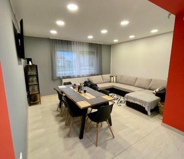 Sarrod Apartment | Top-Rated K71 Guest House: Family-Friendly Retreat Awaits
