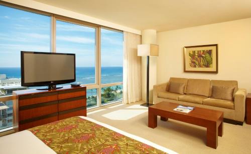 Waikiki Hotel | Unwind at Ka Laʻi Waikiki Beach - Guest Rated 9.3/10