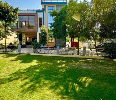 Varanasi House | Modern Suite at Kaashi Flora: Guest Rated 10/10, Pet Friendly