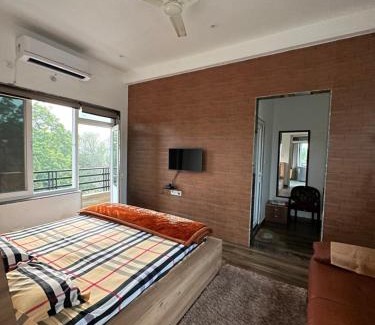 Varanasi House | Modern Suite at Kaashi Flora: Guest Rated 10/10, Pet Friendly