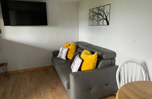 Ammanford Ski Chalet | Pet-Friendly Kabin in the Woods - Guest Rated 9.8/10