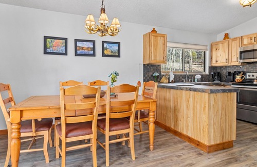 Carriage Hills Cabin | Relaxing Kabina on Fish Creek - Family-Friendly Cabin Retreat