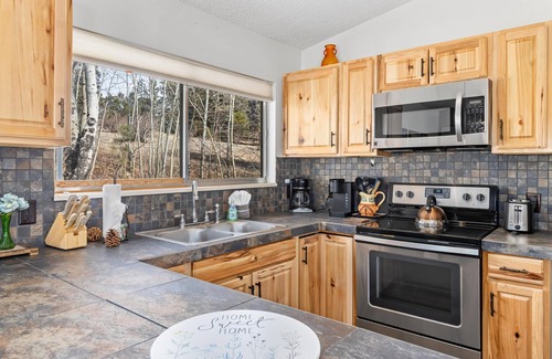 Carriage Hills Cabin | Relaxing Kabina on Fish Creek - Family-Friendly Cabin Retreat