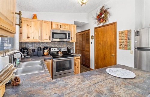 Carriage Hills Cabin | Relaxing Kabina on Fish Creek - Family-Friendly Cabin Retreat