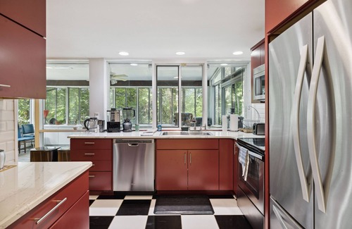 Ashley Oaks House | Discover KABINO: Mid-Century Modern with Pine Views