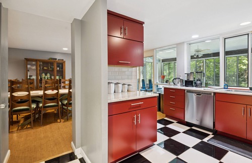 Ashley Oaks House | Discover KABINO: Mid-Century Modern with Pine Views