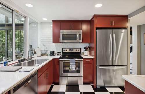 Ashley Oaks House | Discover KABINO: Mid-Century Modern with Pine Views
