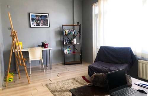 Kadikoy Apartment | Convenient Kadıköy Retreat: Steps to Boğa with Pet-Friendly Stay