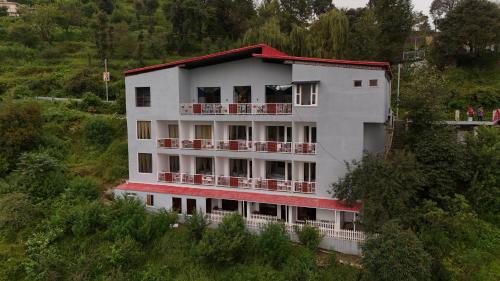 Kaul House | Himalayan View: Family-Friendly Retreat with Scenic Vistas