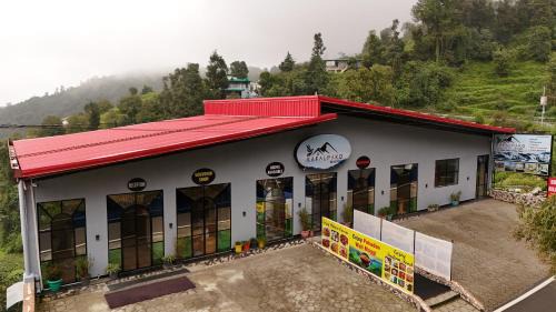 Kaul House | Himalayan View: Family-Friendly Retreat with Scenic Vistas