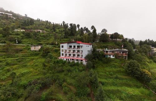 Kaul House | Himalayan View: Family-Friendly Retreat with Scenic Vistas