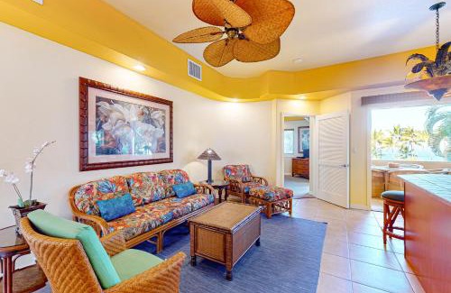 Kahaluu Bay Apartment | Experience Kahalu'u Beach Villas 1-203 with Pool & Hot Tub