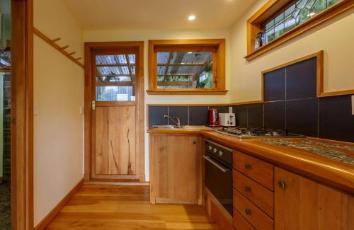 Franz Josef Glacier Hotel | Discover Kahere Retreat: Top-Rated Getaway with Hot Tub