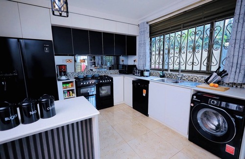 Kireka Villa | Family-Friendly Villa with Kitchen & Breakfast Amenities
