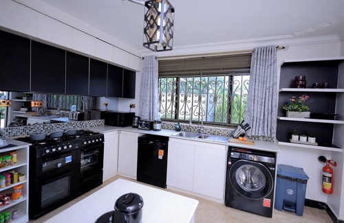 Kireka Villa | Family-Friendly Villa with Kitchen & Breakfast Amenities