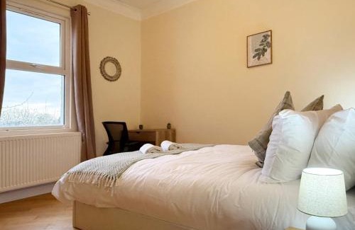 Finchley Church End Apartment | Kai's Place in Finchley - 3 Double Beds, Ideal for Families