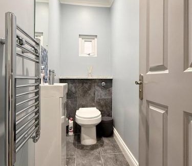 Finchley Church End Apartment | Kai's Place in Finchley - 3 Double Beds, Ideal for Families