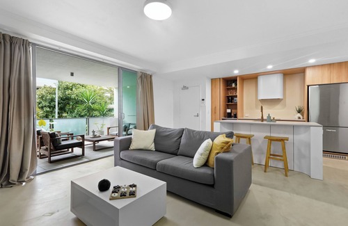Mermaid Beach Apartment | Kai - Waves & Wind - 2BR Apartment - Moments to the sand - Gold Coast