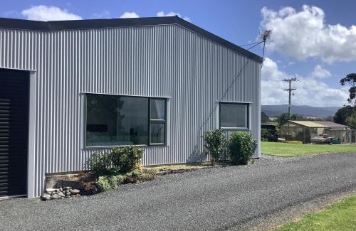 Kaiaua Apartment | Relax at Kaiaua Bayview Farm Apartment - Rated 9.6/10